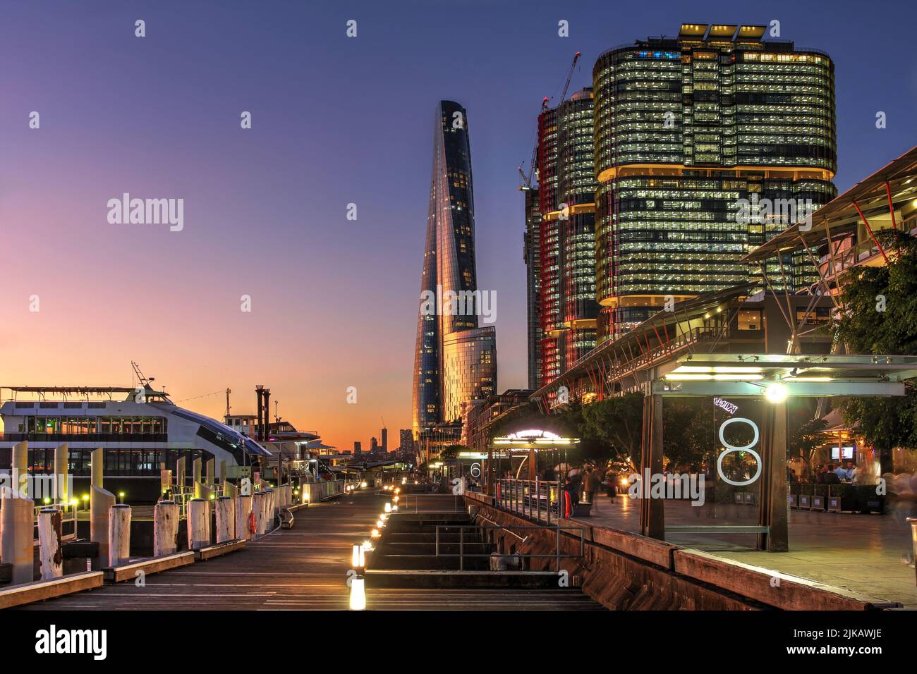 Wunderschöner Sonnenuntergang in Barangaroo, im australischen Bundesstaat Sydney, entlang der King Street Wharf mit dem kürzlich fertiggestellten Skyscrape Crown Sydney (One Barangaroo) Stockfoto