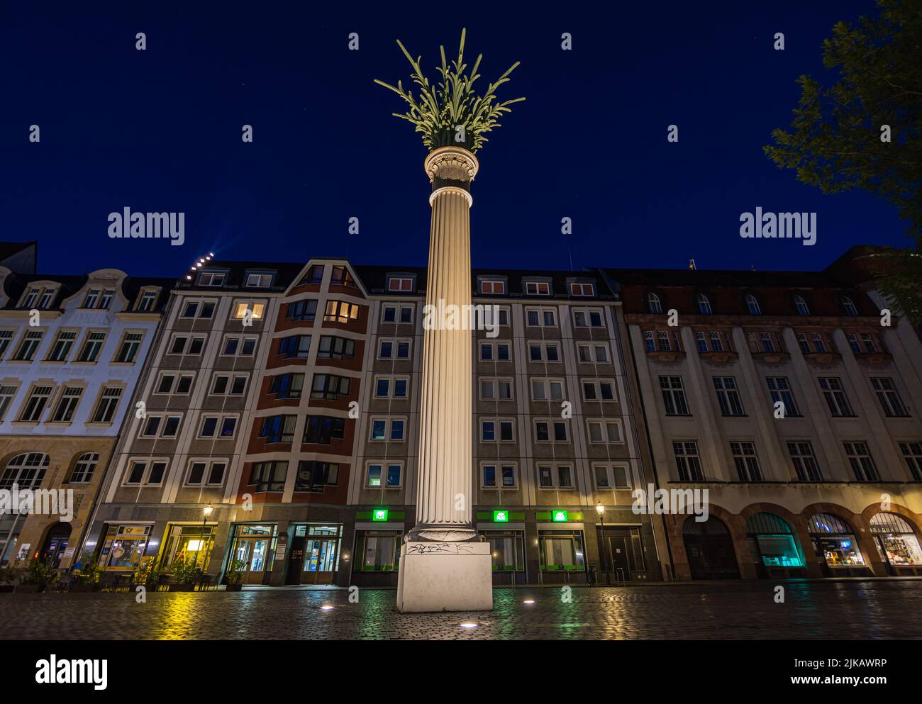 Leipzig, Deutschland - 02. Juli 2022: Die Innenstadt der sächsischen Metropole bei Nacht. Die Nikolaisäule am Nikolaivlatz. Gebaut im Blick auf seine im Stockfoto