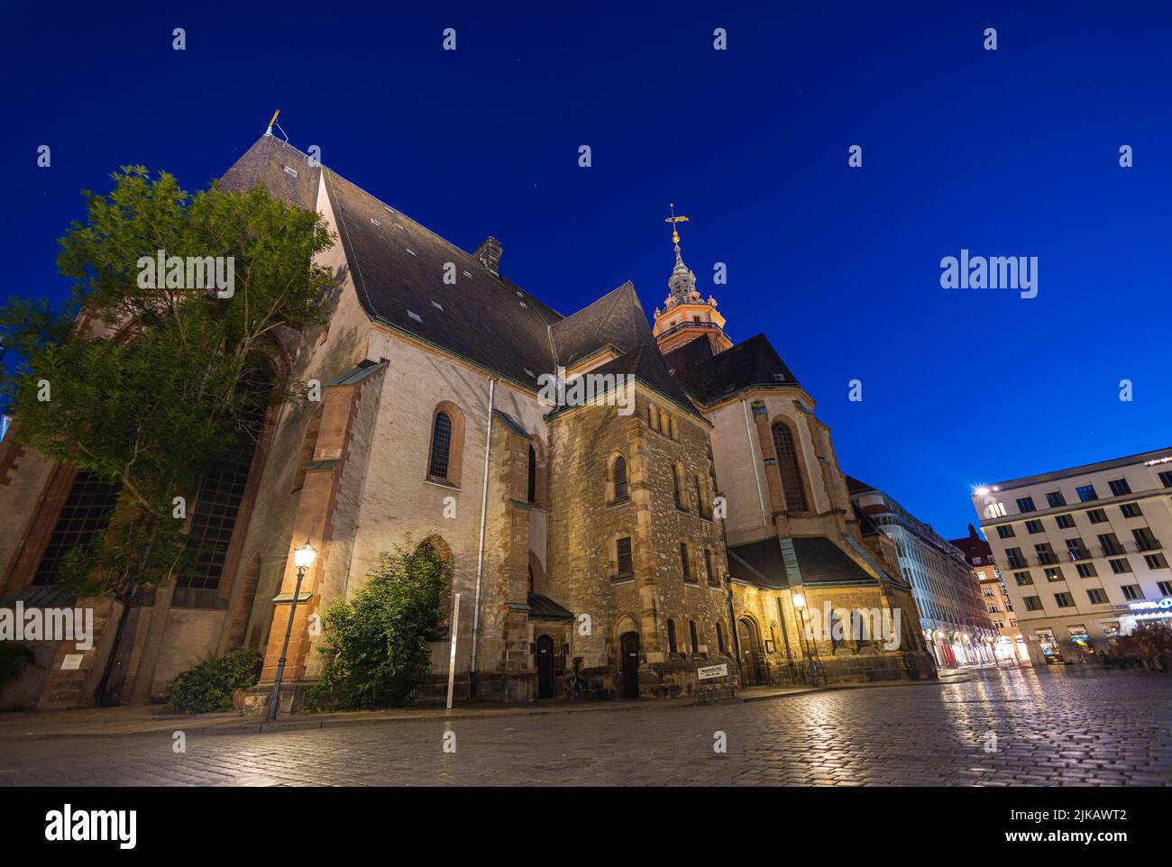 Leipzig, Deutschland - 02. Juli 2022: Die Innenstadt der sächsischen Metropole bei Nacht. Nikolaikirche oder Nikolaikirche beleuchtet. Einer der Majo Stockfoto