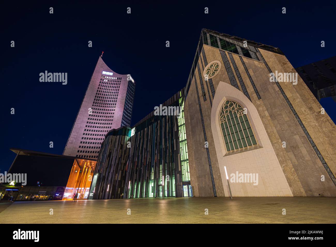 Leipzig, Deutschland - 02. Juli 2022: Das neue Paulinum der Universität Leipzig steht an der Stelle der alten Universitätskirche. Dahinter die Stadt H Stockfoto