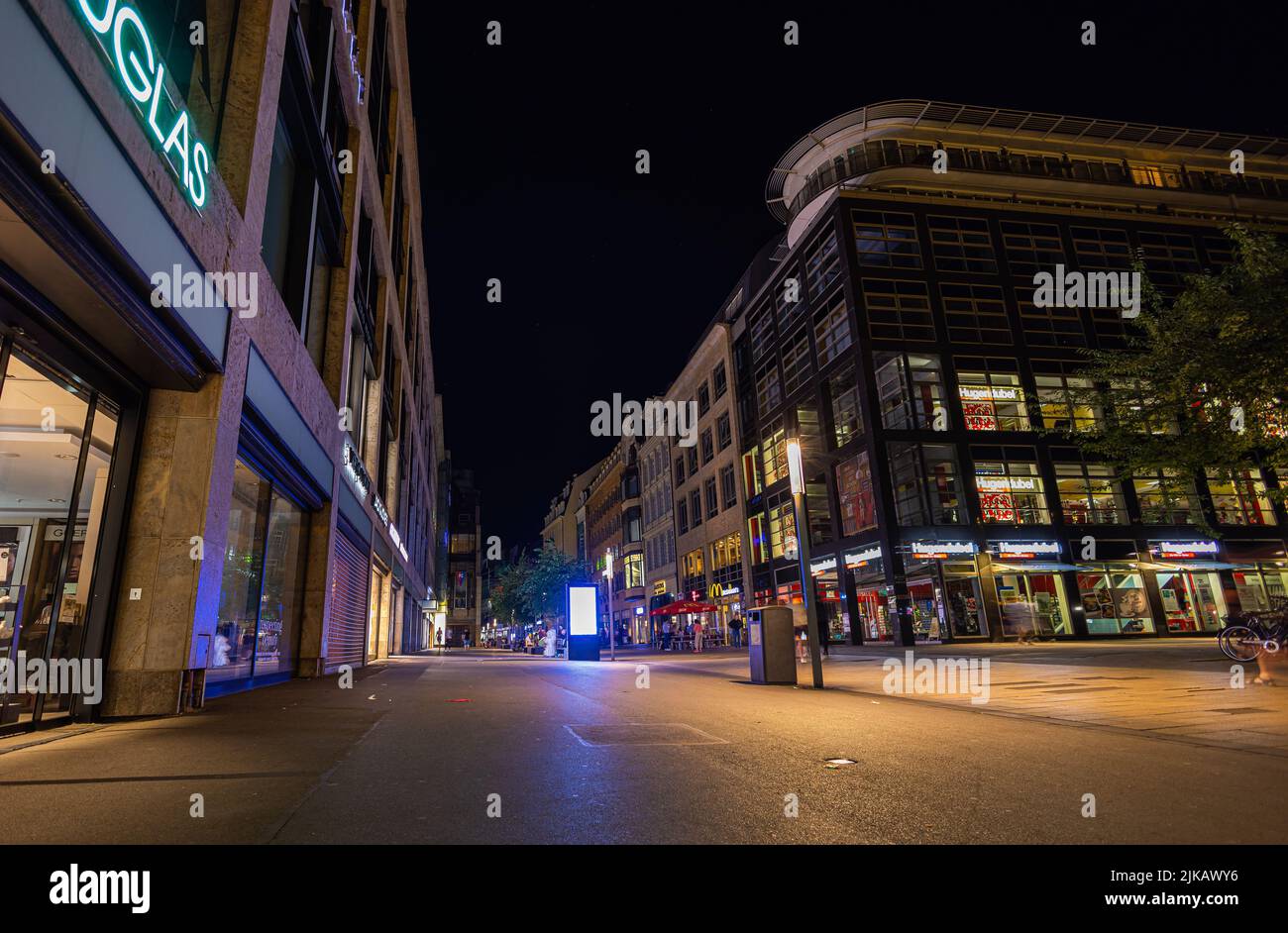 Leipzig, Deutschland - 02. Juli 2022: Die Peterstraße bei Nacht. Keine Leute mehr auf der Straße. Gebäude noch durch Licht beleuchtet, aber die Straße, die Stockfoto