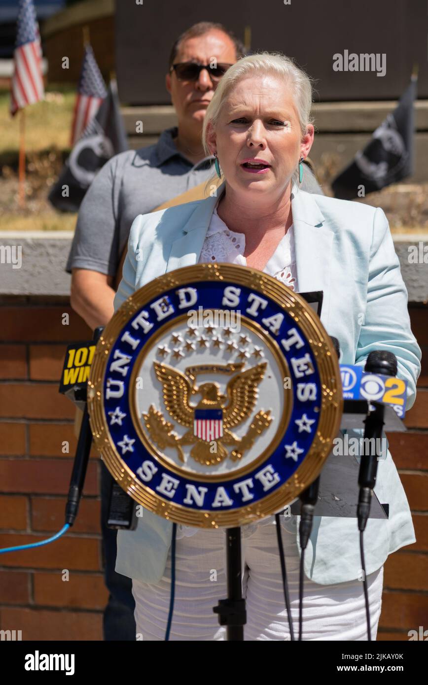 Senator Chuck Schumer und Senatorin Kirsten Gillibrand hielten eine Pressekonferenz im Department of Veterans Affiairs Medical Center in New York City ab, um bekannt zu geben, dass trotz der Bemühungen der GOP des Senats, die Verabschiedung des PACT-Gesetzes in der vergangenen Woche zu verhindern, diese Woche eine neue Abstimmung stattfinden wird. Beide Senatoren stehen mit Veteranen von NY und Long Island zusammen und fordern die Republikaner auf, für das Versprechen, umfassende Toxika (PACT) zu behandeln und die Gesundheitsberechtigung auf Veteranen auszuweiten, mit Ja zu stimmen. (Foto von Steve Sanchez/Pacific Press) Stockfoto