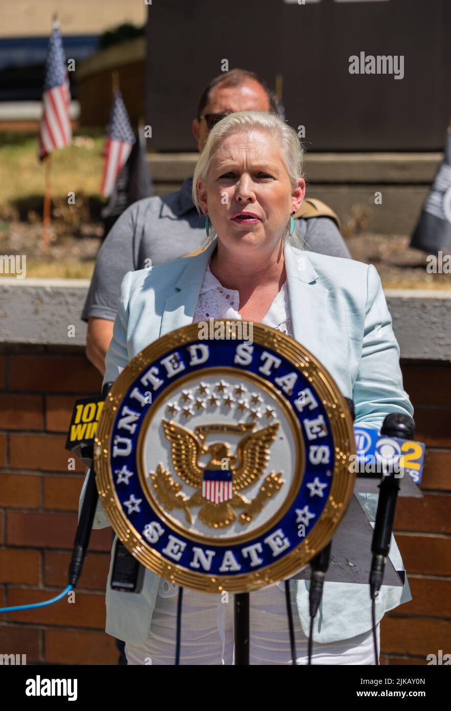 Senator Chuck Schumer und Senatorin Kirsten Gillibrand hielten eine Pressekonferenz im Department of Veterans Affiairs Medical Center in New York City ab, um bekannt zu geben, dass trotz der Bemühungen der GOP des Senats, die Verabschiedung des PACT-Gesetzes in der vergangenen Woche zu verhindern, diese Woche eine neue Abstimmung stattfinden wird. Beide Senatoren stehen mit Veteranen von NY und Long Island zusammen und fordern die Republikaner auf, für das Versprechen, umfassende Toxika (PACT) zu behandeln und die Gesundheitsberechtigung auf Veteranen auszuweiten, mit Ja zu stimmen. (Foto von Steve Sanchez/Pacific Press) Stockfoto