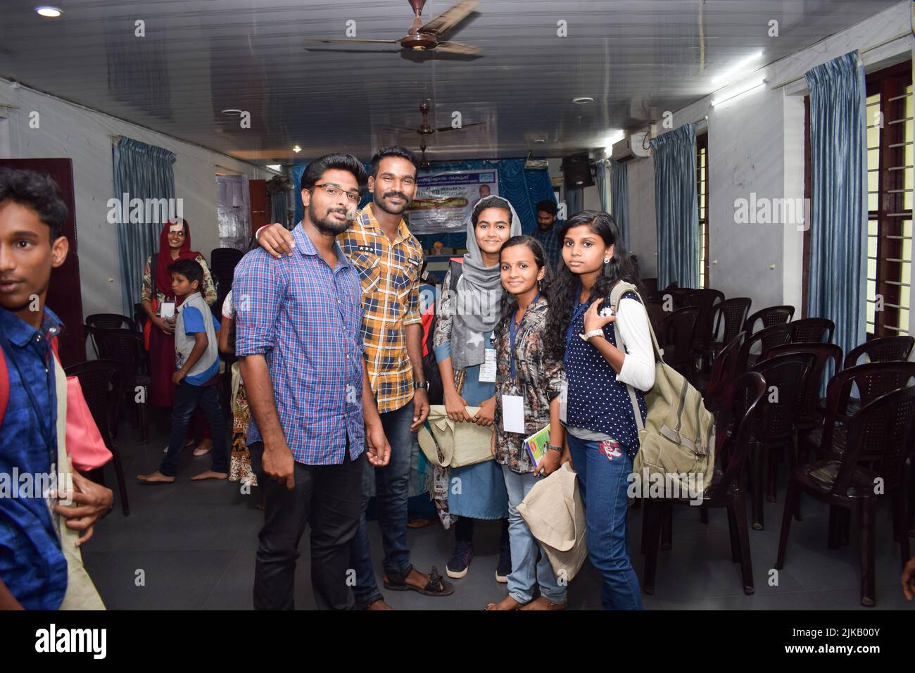 Eine Gruppe indischer junger Studenten posiert für Fotos. Stockfoto