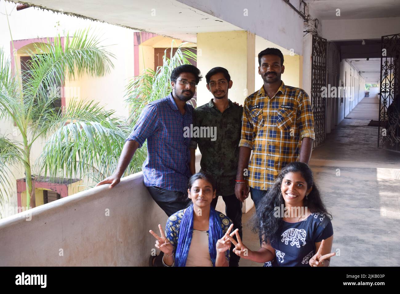Eine Gruppe indischer junger Studenten posiert für Fotos. Stockfoto
