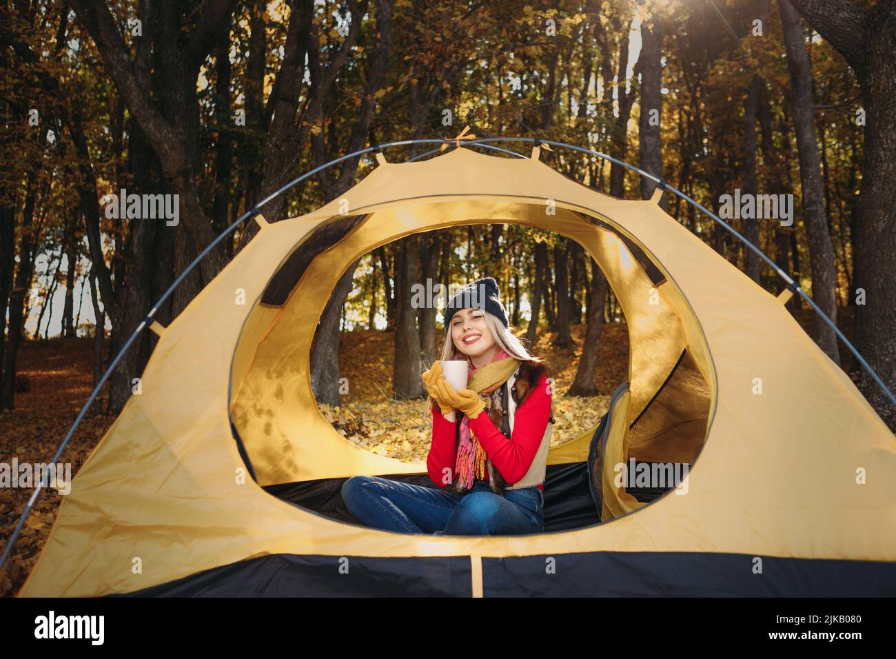 Active Lifestyle Dame heißen Getränk Herbst Naturpark Stockfoto