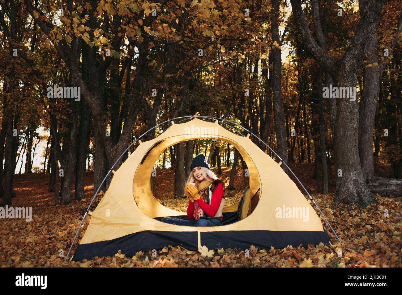 Herbst Camping Lady Herbst Wald goldenes Laub Stockfoto