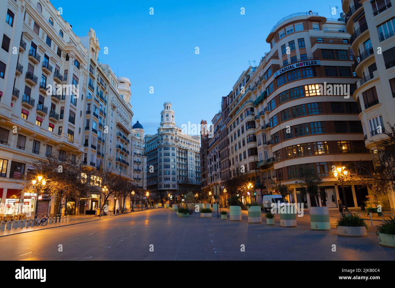 VALENCIA, SPANIEN - 16. FEBRUAR 2022: Der Ayuntamiento-Platz in der Abenddämmerung. Stockfoto