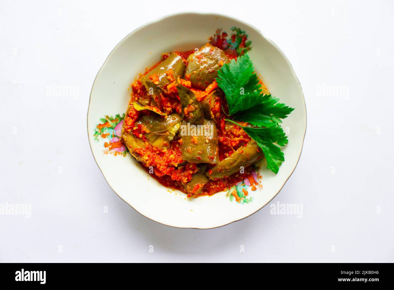 sambal Terong oder Auberginen-Sauce ist indonesische traditionelle Food Chilisauce, die aus Chilies und Auberginen hergestellt wird, werden zerkleinert und dann isoliert auf bla gebraten Stockfoto