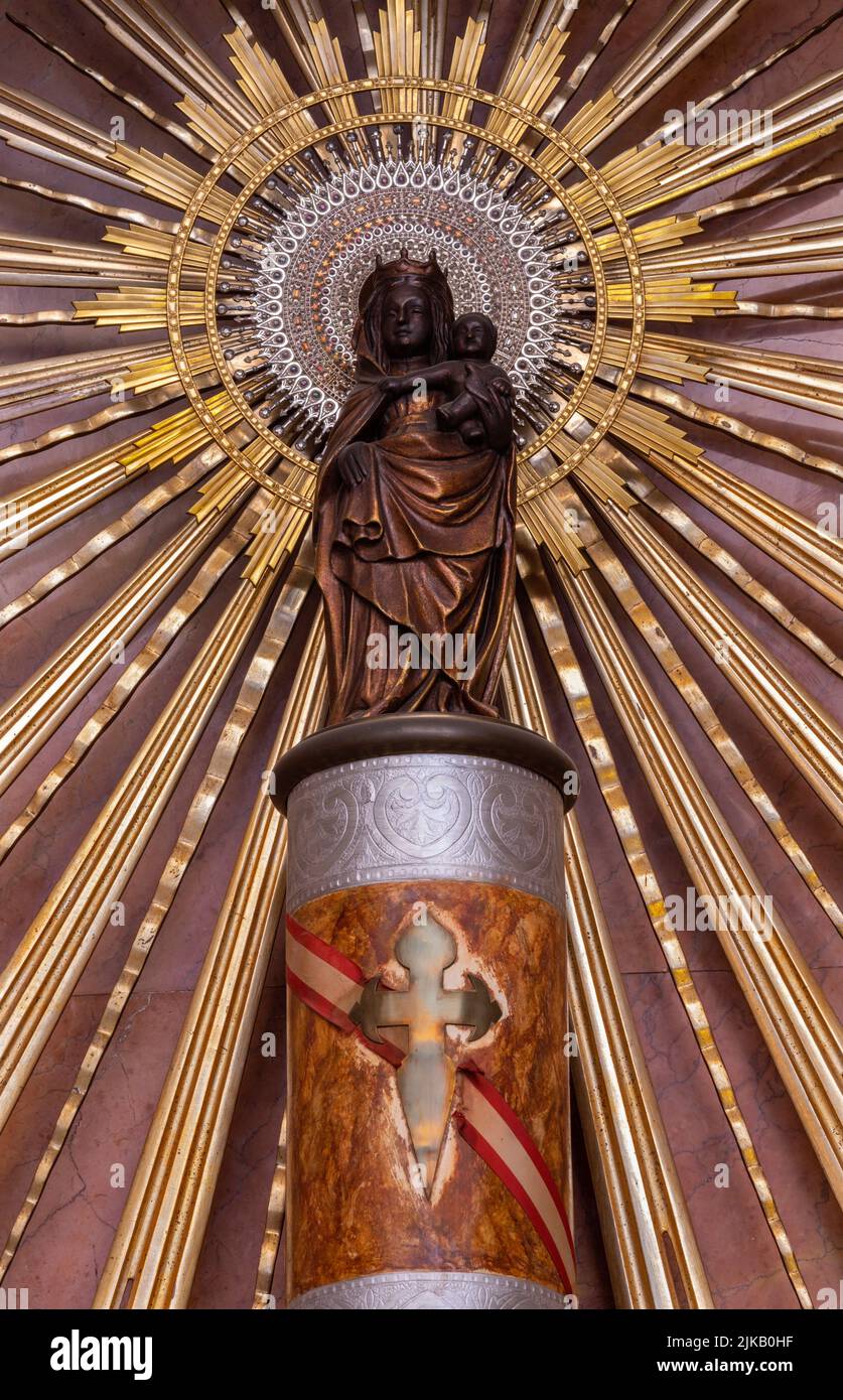 VALENCIA, SPANIEN - 14. FEBRUAR 2022: Die Statue der Madonna del Pilar in der Kathedrale von S. Agudo (1956). Stockfoto