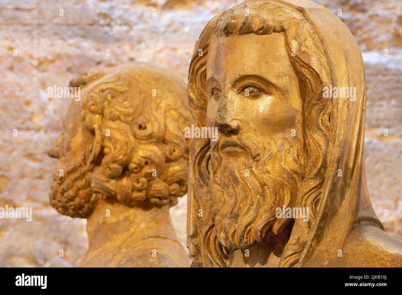 VALENCIA, SPANIEN - 14. FEBRUAR 2022: Detail der Statue des Apostels aus dem Tor Puerta de los Apostloles in der Kathedrale von Nocolas de Autun Stockfoto