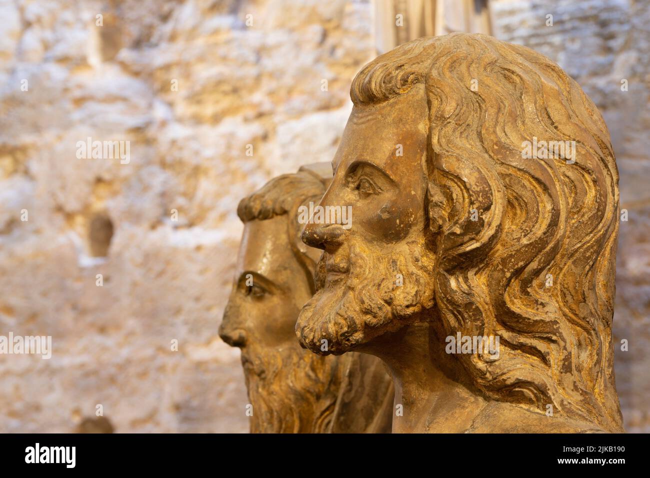 VALENCIA, SPANIEN - 14. FEBRUAR 2022: Detail der Statue des Apostels aus dem Tor Puerta de los Apostloles in der Kathedrale von Nocolas de Autun Stockfoto