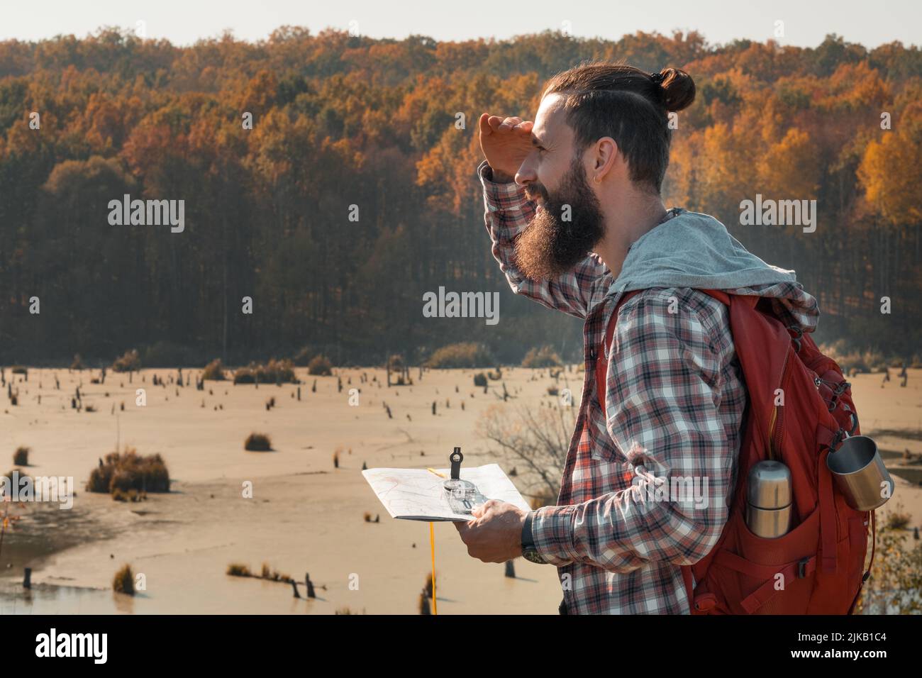 Wandern Tourismus Mann Karte Sumpf Fall Landschaft Stockfoto