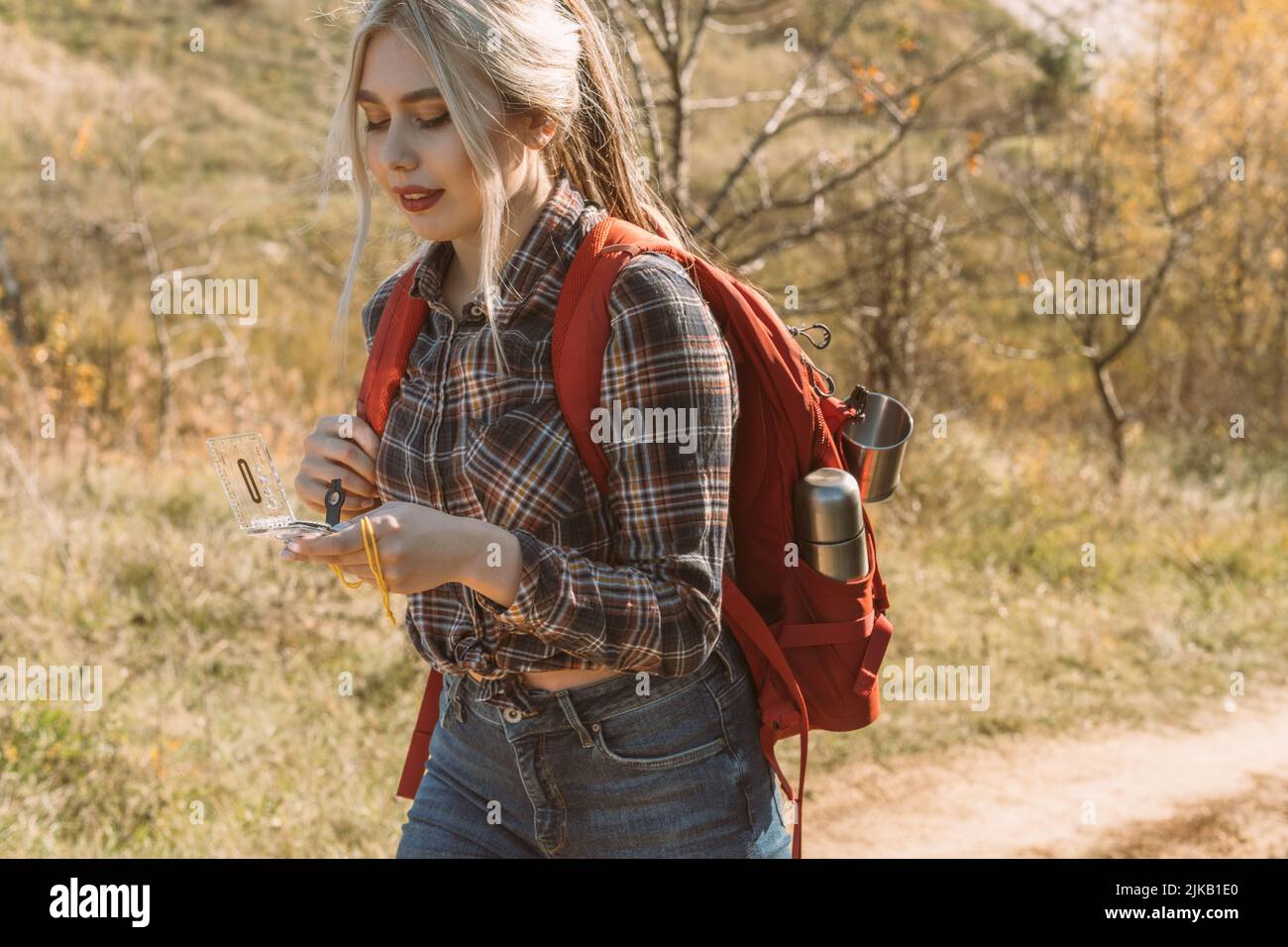 Wandern Tourismus Dame Kompass erkunden Herbst Landschaft Stockfoto