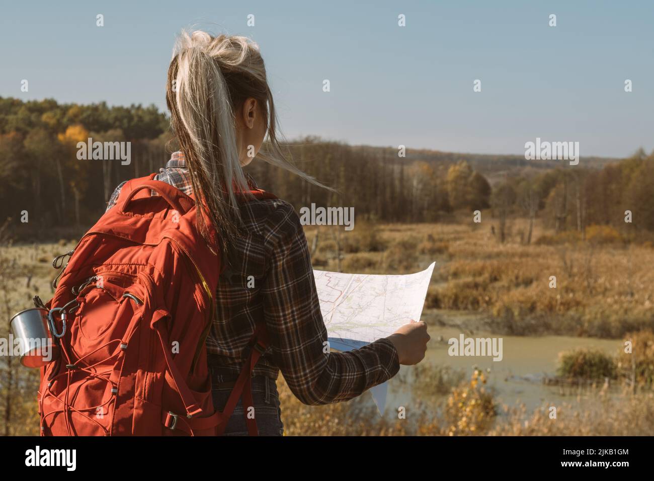 Reisen Hobby Dame Karte erkunden Herbst Landschaft Stockfoto