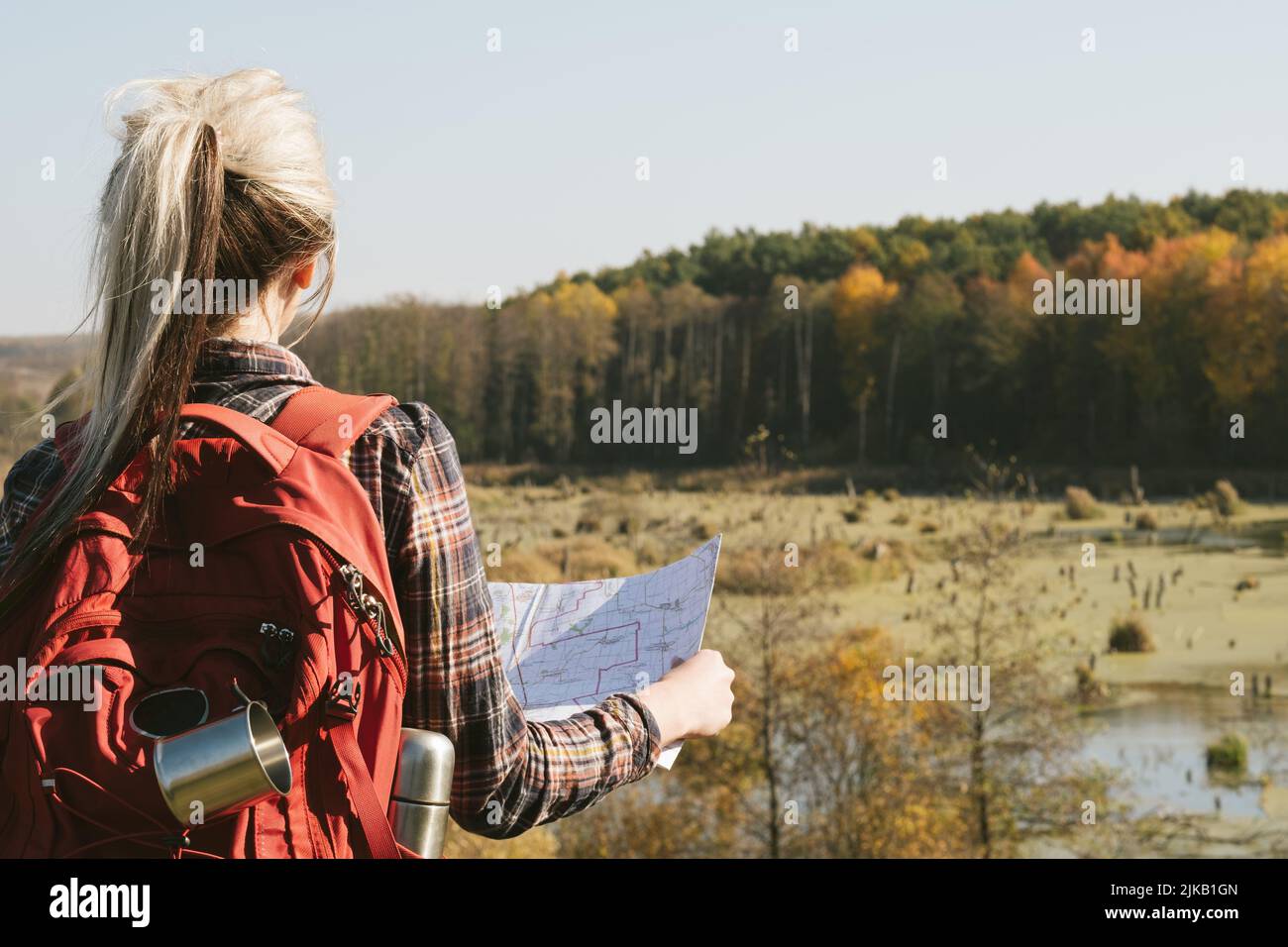Tourismus Abenteuer Dame Karte erkunden Herbst Landschaft Stockfoto
