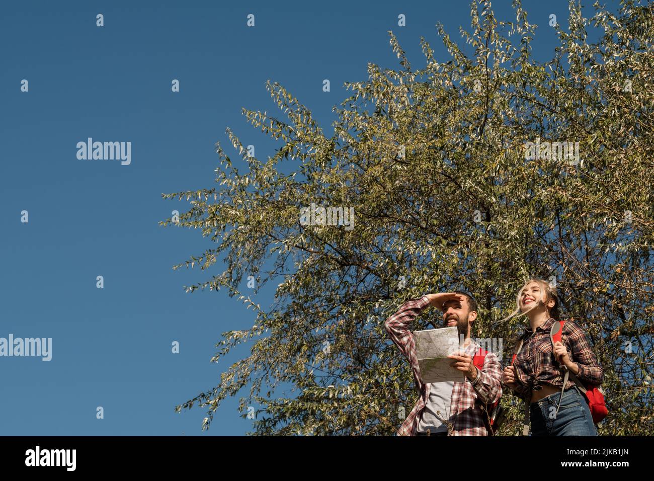 Land Tourismus glückliches Paar blauen Himmel Baum Blick Stockfoto