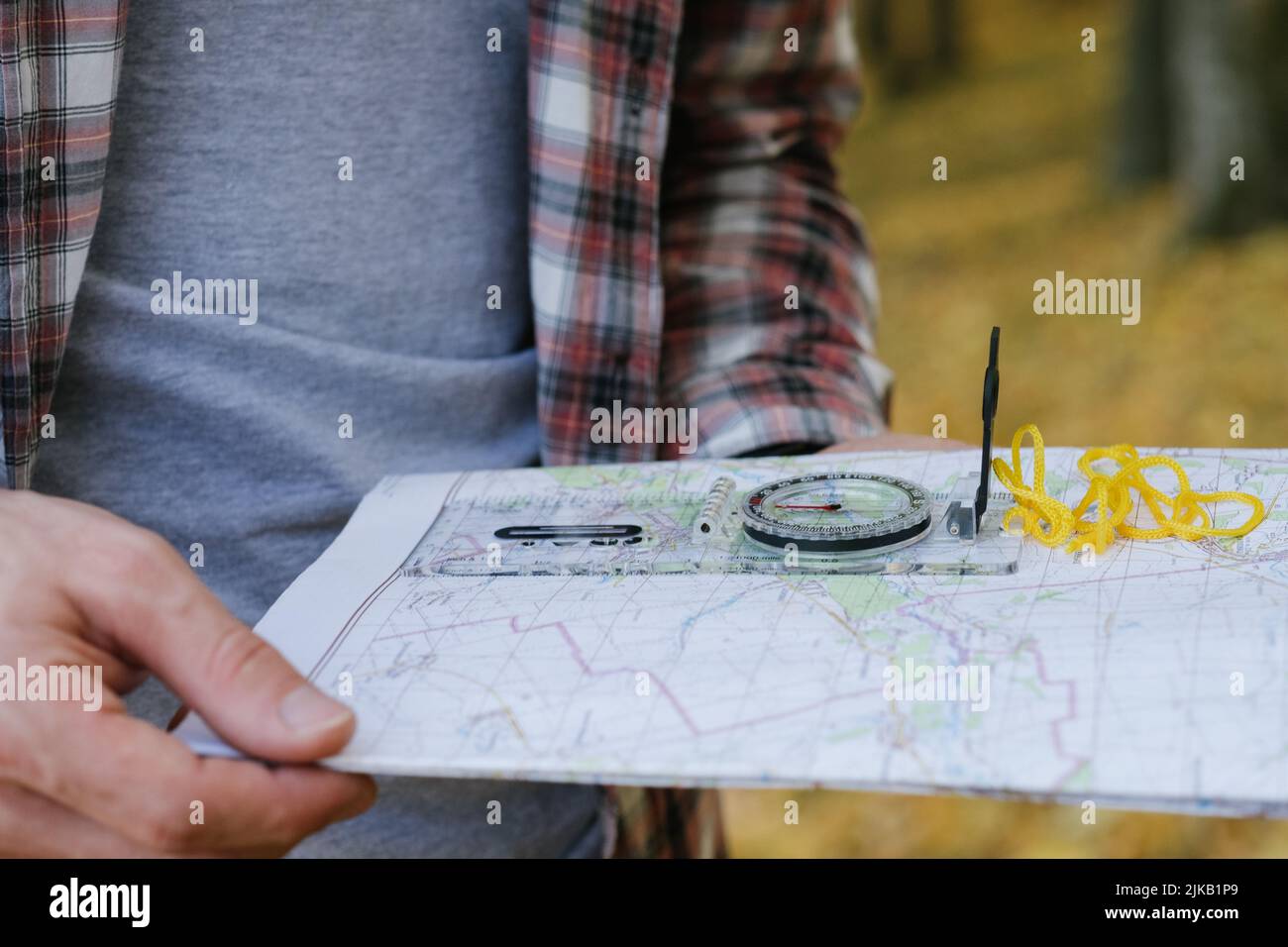 Öko Tourismus männlich Reisenden Kompass Karte erkunden Stockfoto