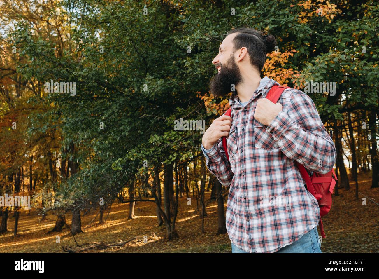 Land Wanderung Reise glücklich männlichen touristischen Wald Stockfoto