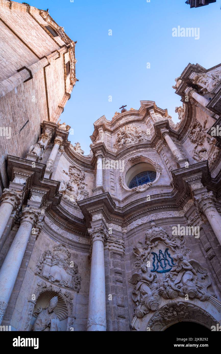 Valencia - das barocke Portal der Kathedrale - Basilika der Himmelfahrt unserer Lieben Frau von Valencia entworfen vom Architekten Antoni Gilabert Fornes aus dem Jahr 18. Stockfoto