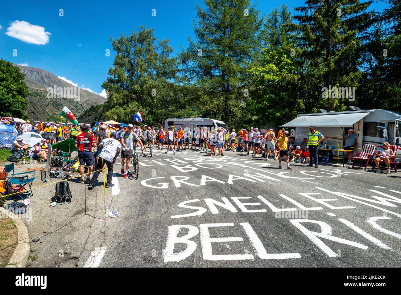 Radsportfans, die die Strecke auf der Alpe d'Huez während der Tour de France 2022 auffahren, und die Fahrer, die durch die Tour fahren Stockfoto