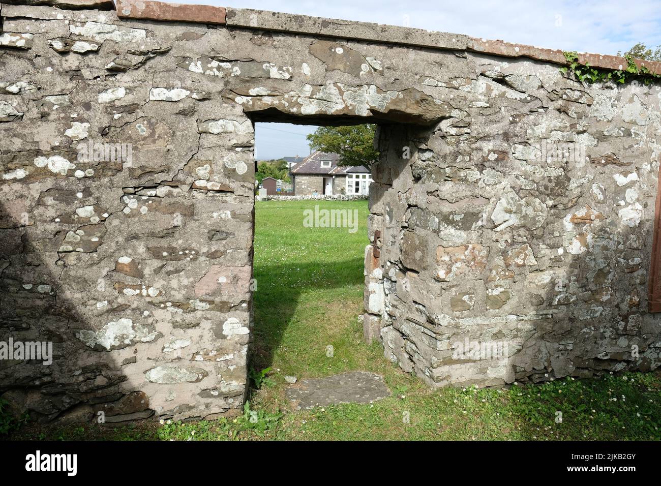 Kirkandrews in der Nähe von Borgue Scotland - Überreste der alten Kapelle in Kirkandrews in Dumfries und Galloway, aufgenommen am 2022. Juli Stockfoto