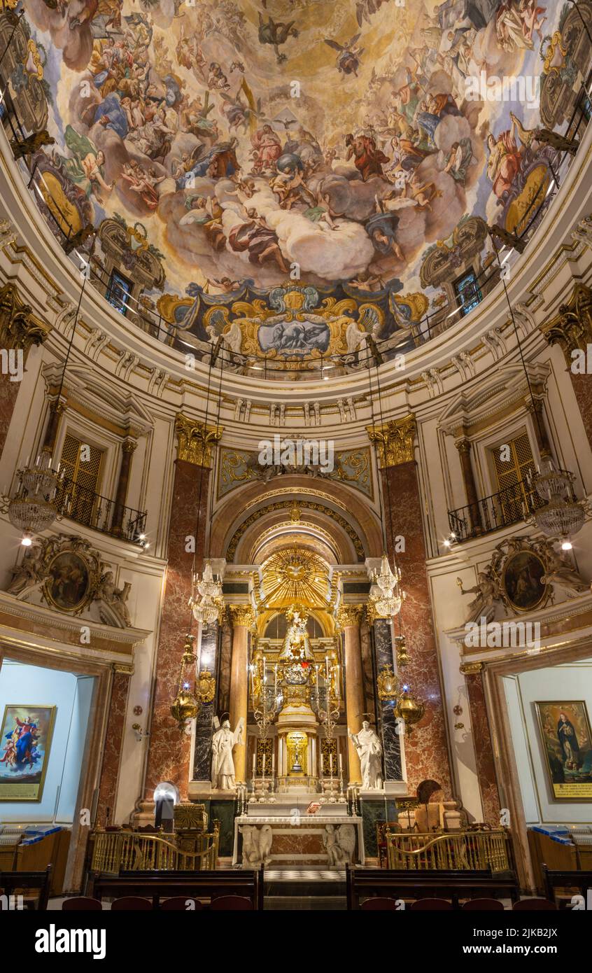VALENCIA, SPANIEN - 14. FEBRUAR 2022: Das Kirchenschiff ein Fresko in der Kuppel der Kirche Basilica de la Mare de DEU dels Desamparats von Antonio Palomino (1701) Stockfoto