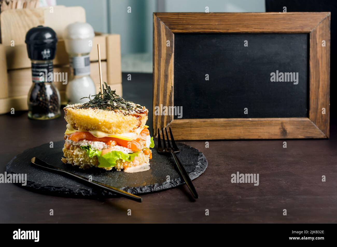 Sushi-Burger aus Reisbrot mit Lachs, Salat und Wasabi-Sauce. Sushi-Food Hybriden Trend. asiatische Stil glutenfrei. Stockfoto