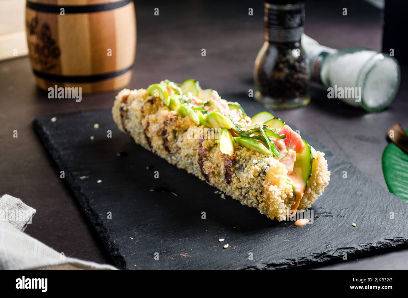 Sushi Hot Dog aus Reisbrot mit Lachs, Salat und Wasabi-Sauce. Sushi-Food Hybriden Trend. asiatische Stil glutenfrei. Stockfoto