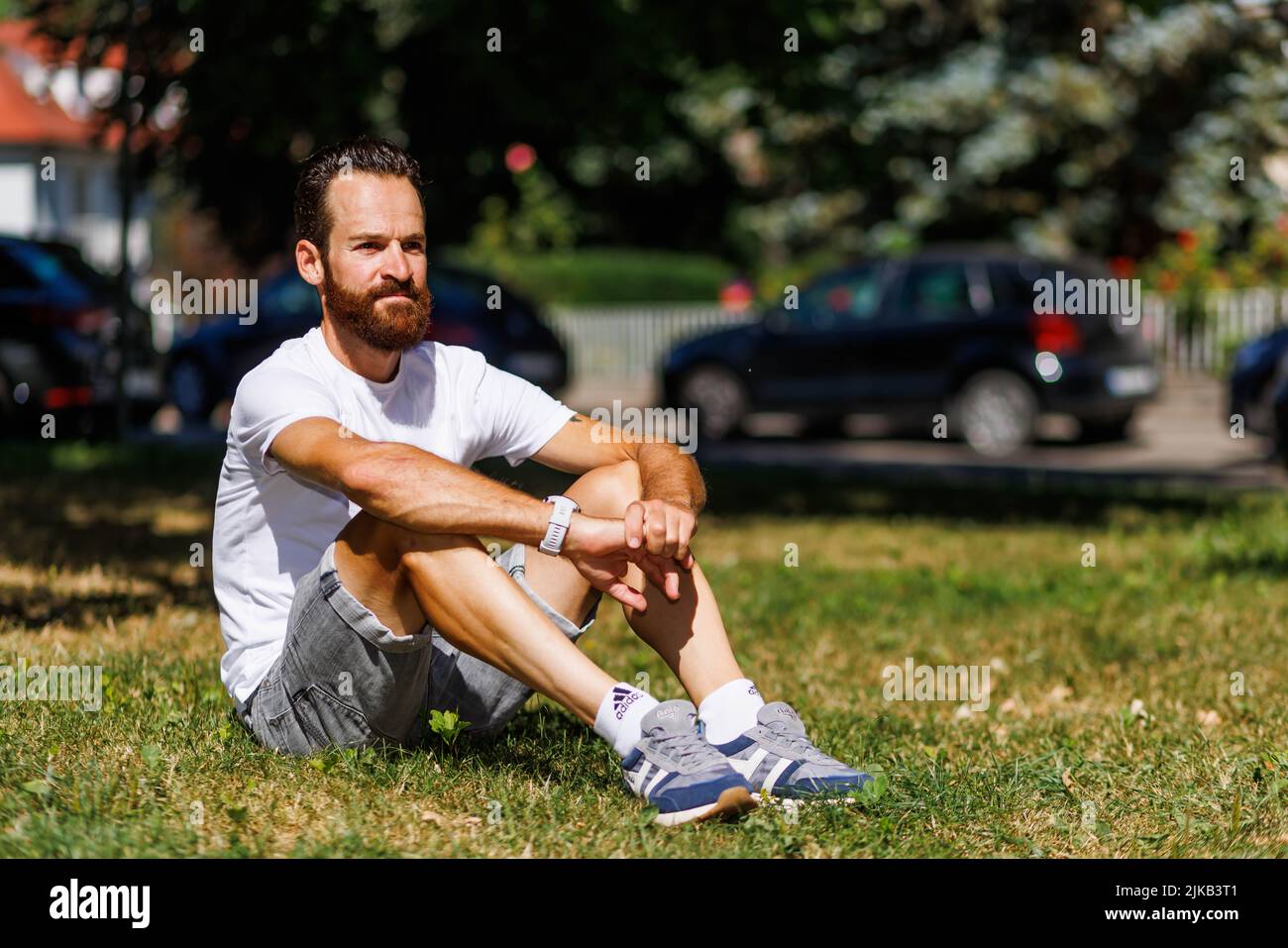 Freiburg Im Breisgau, Deutschland. 01. August 2022. Der Radfahrer Simon Geschke steht auf einer Wiese in Freiburg. Geschke trug bei der diesjährigen Tour de France mehrere Tage lang das Bergtrikot, bevor er es kurz vor Schluss an den Gesamtsieger Vingegaard verlor. Quelle: Philipp von Ditfurth/dpa/Alamy Live News Stockfoto