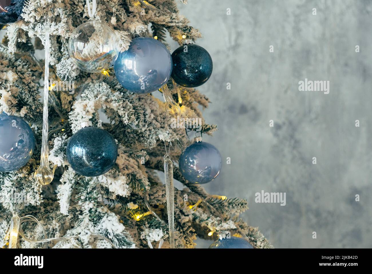 weihnachtliche Innenausstattung Tannenbaumkugeln Stockfoto