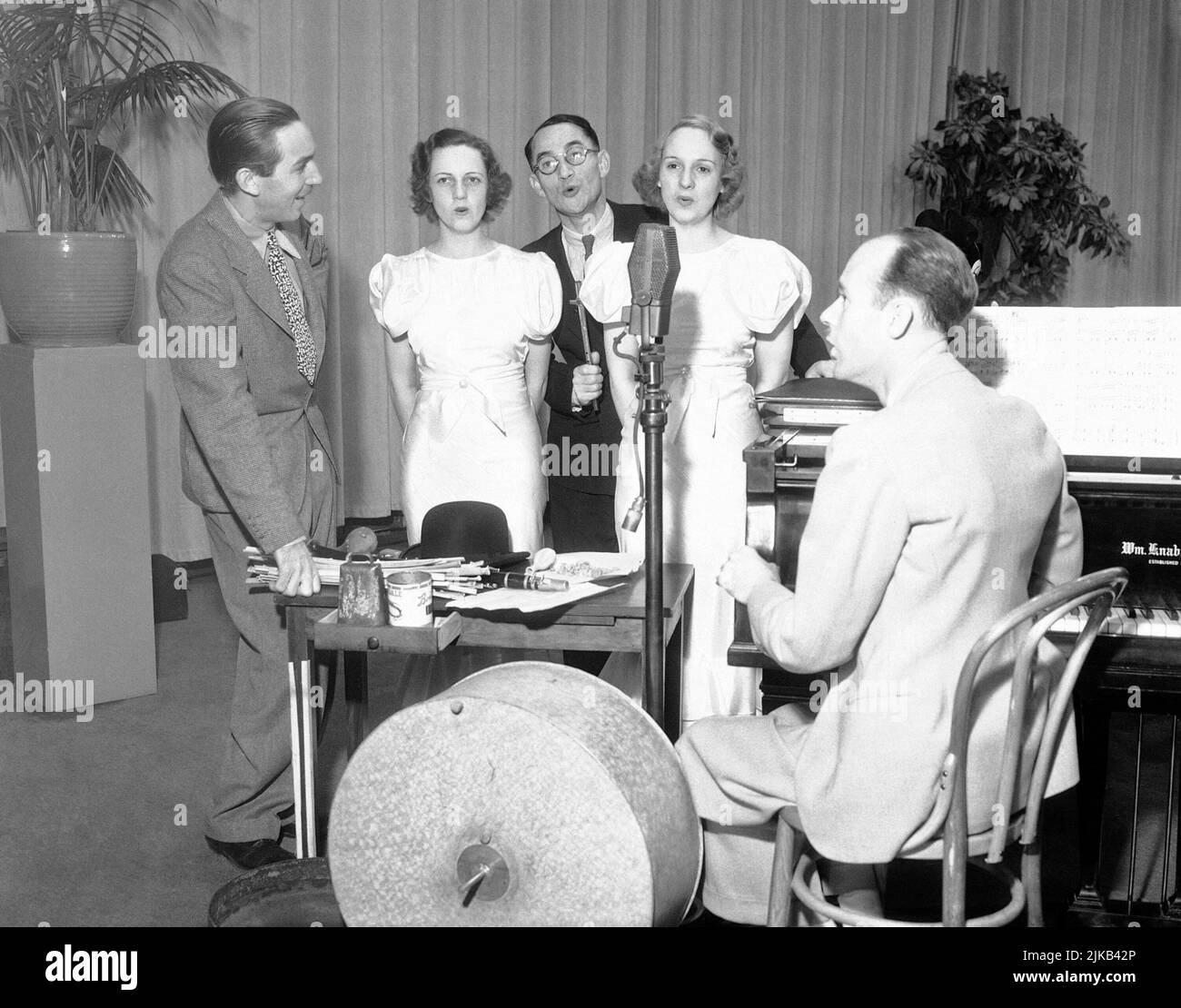 WALT DISNEY, DOROTHY COMPTON, PINTO COLVIG UND MARY MODDER IN THREE LITTLE PIGS (1933), REGIE BURT GILLETT. Quelle: WALT DISNEY PRODUCTIONS / Album Stockfoto