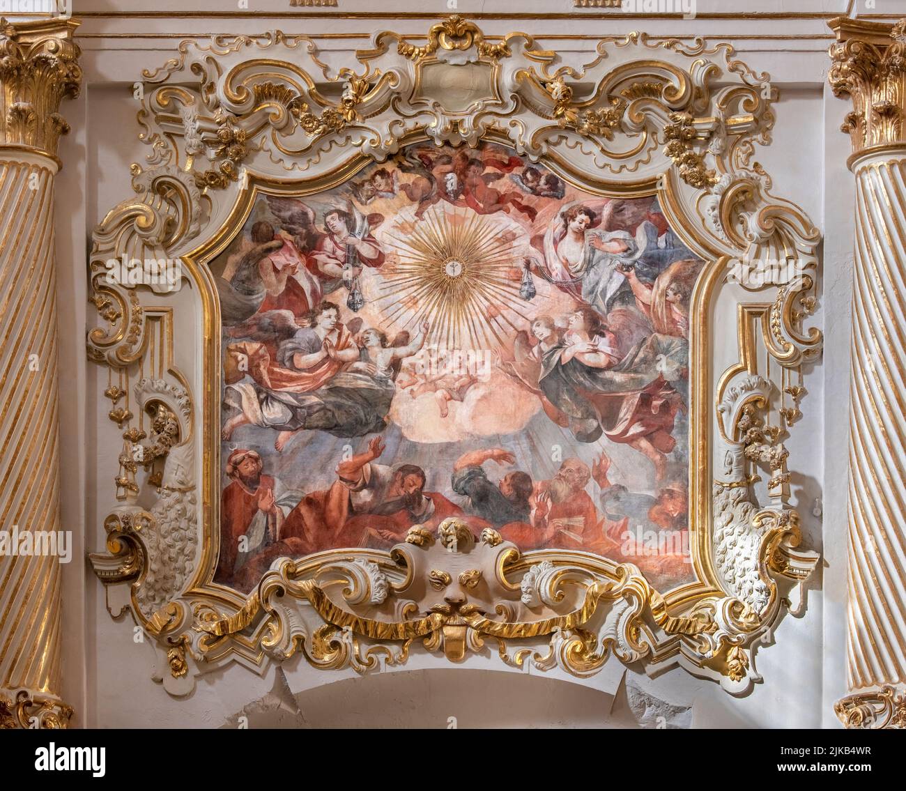 VALENCIA, SPANIEN - 17. FEBRUAR 2022: Das barocke Fresko und der Stuckruhm der Eucharistie in der Kirche Iglesia de San Marín von José Vergara Gimeno Stockfoto