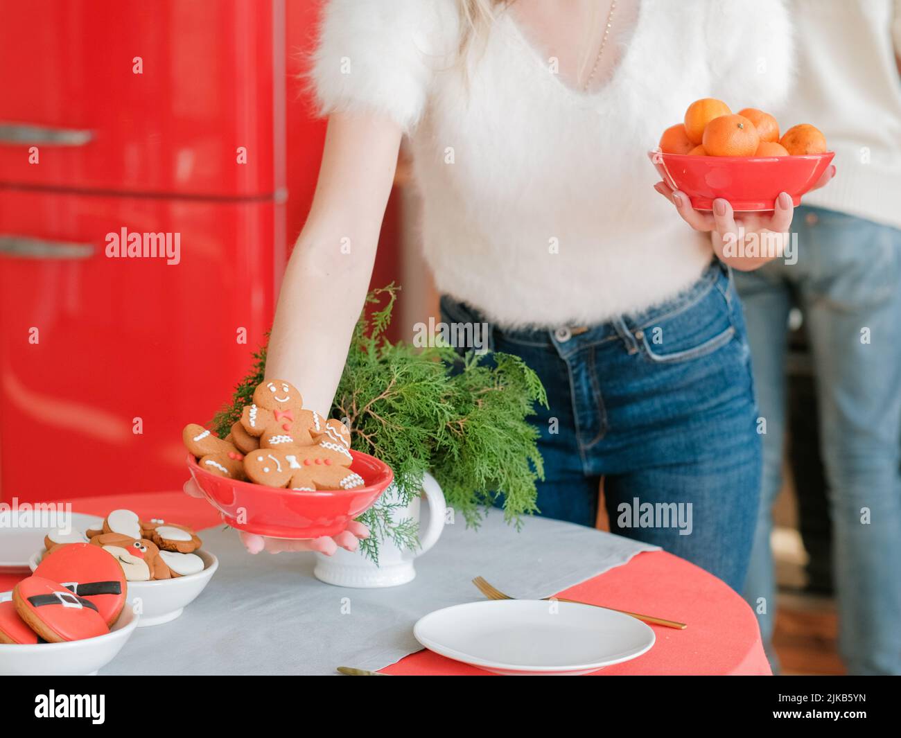 weihnachtsfeier Dame Einstellung festlichen Tisch Stockfoto