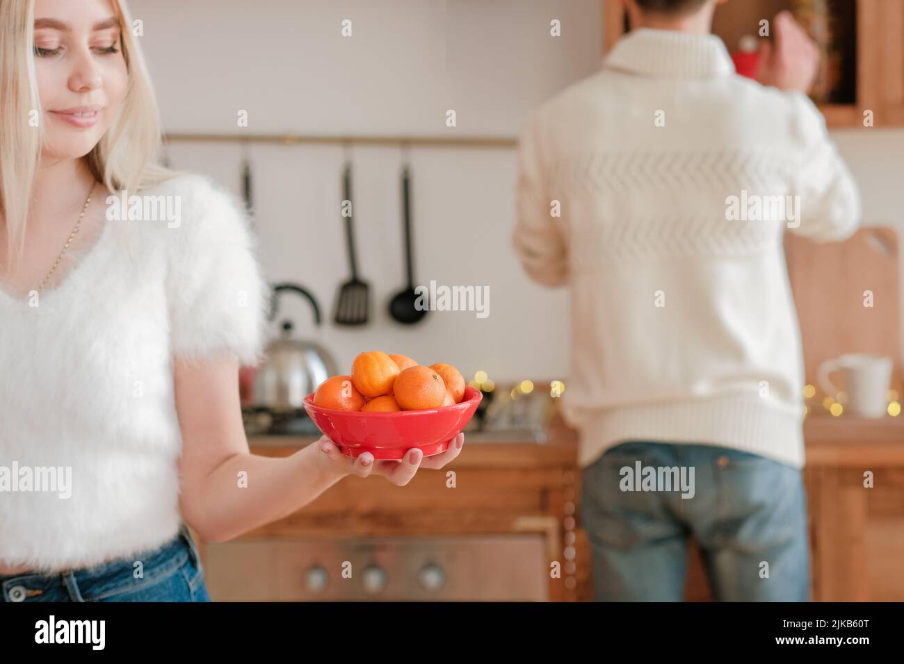 weihnachtsfeier Paar festlichen Tisch Stockfoto