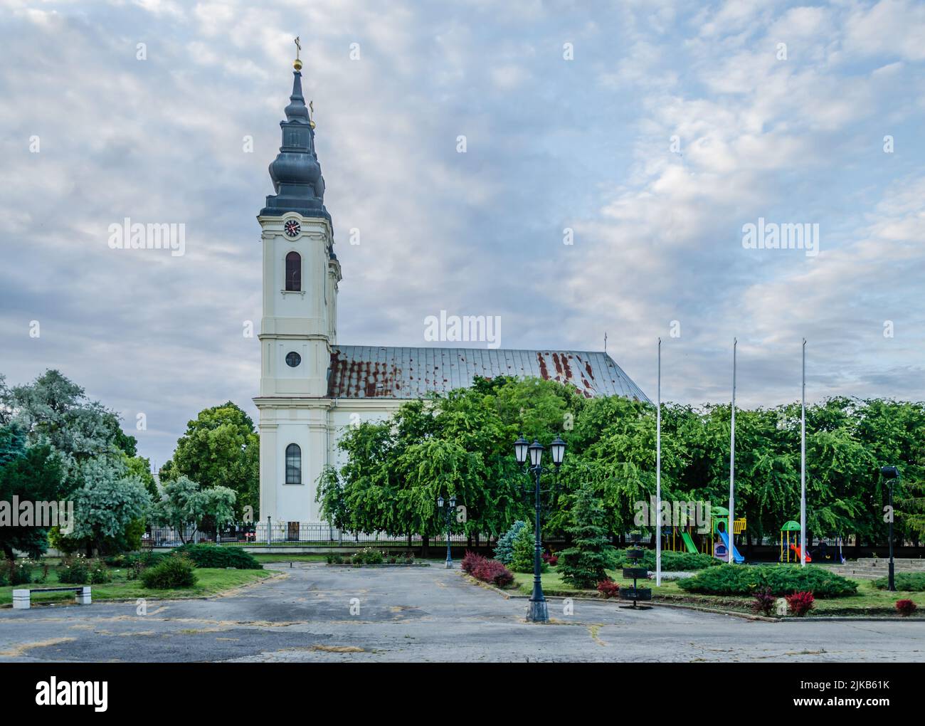 Srbobran ist eine Stadt in Serbien. Blick auf die serbisch-orthodoxe Kirche in Srbobran - Kirche der Heiligen Dreiheiligen. Stockfoto