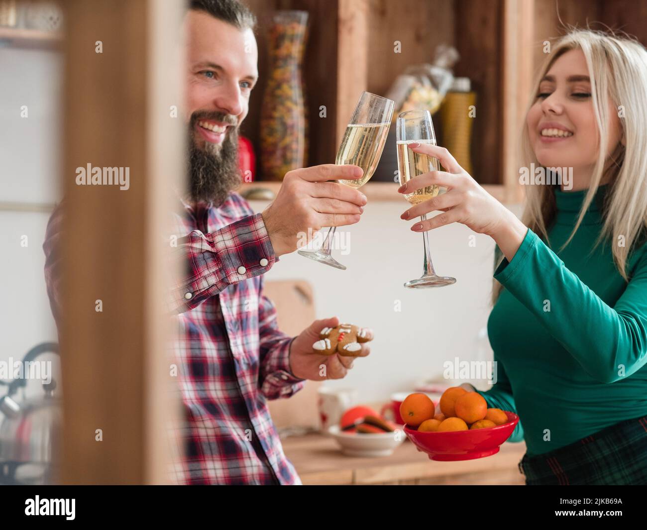 frohe weihnachten Paar klirrende Gläser Champagner Stockfoto