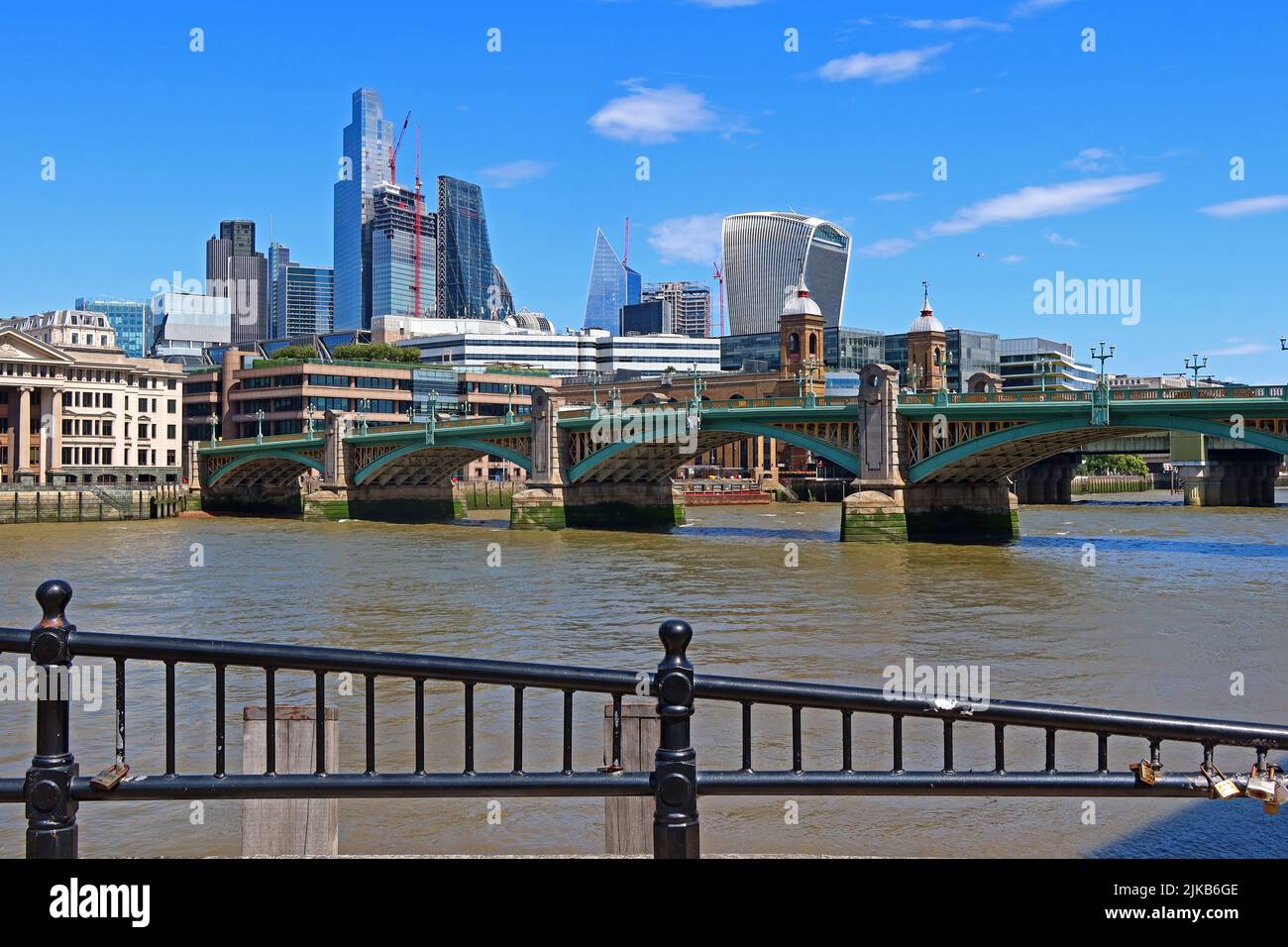 Blick auf die Finanz-Skyline der Stadt London, vom Südufer der Themse, London, England, Großbritannien - inkl. Herkin, CheeseGrater und Walkie Talkie Stockfoto