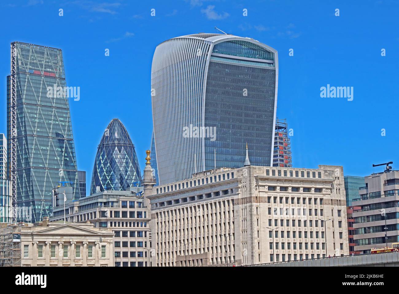 Blick auf die Finanz-Skyline der Stadt London, vom Südufer der Themse, London, England, Großbritannien - inkl. Herkin, CheeseGrater und Walkie Talkie Stockfoto