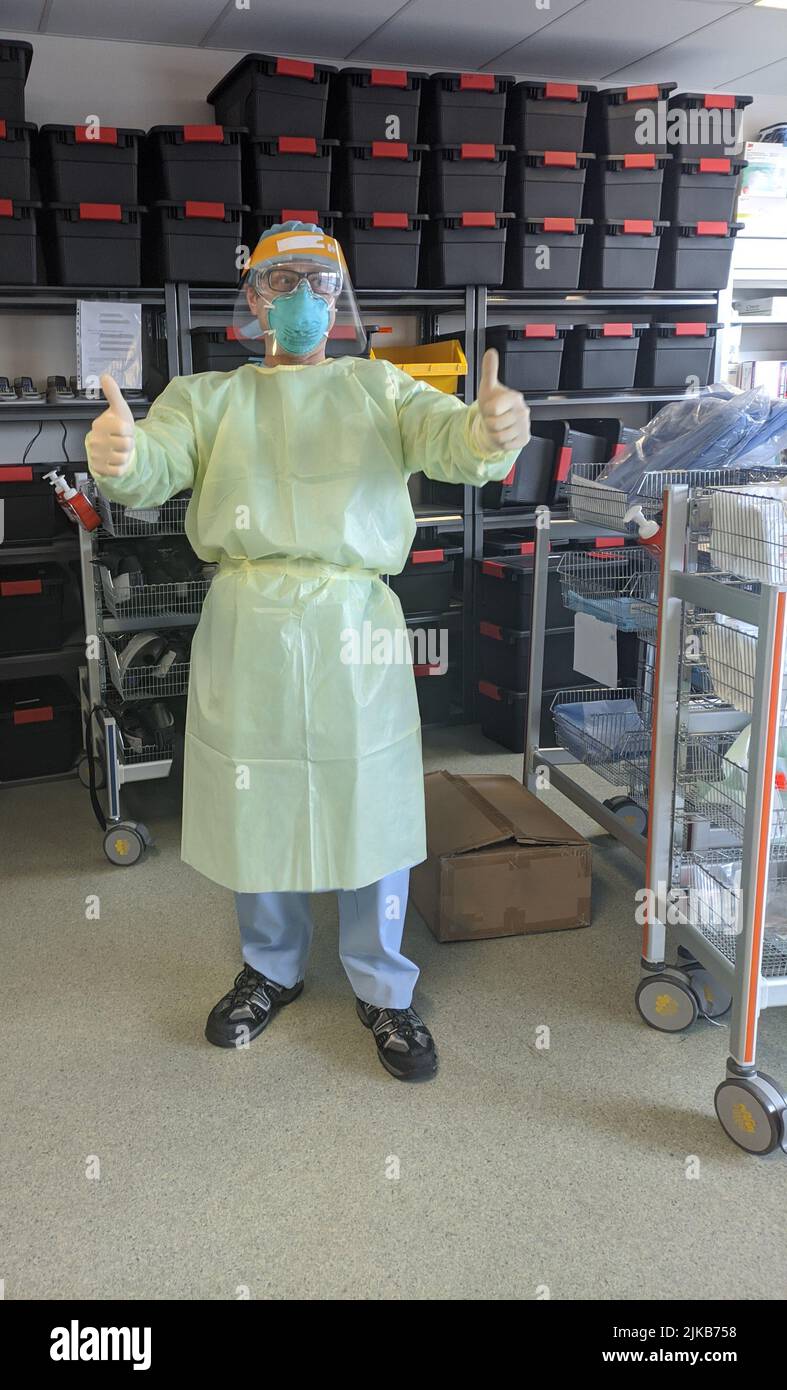 Person auf der intensivstation, die PSA trägt Stockfoto