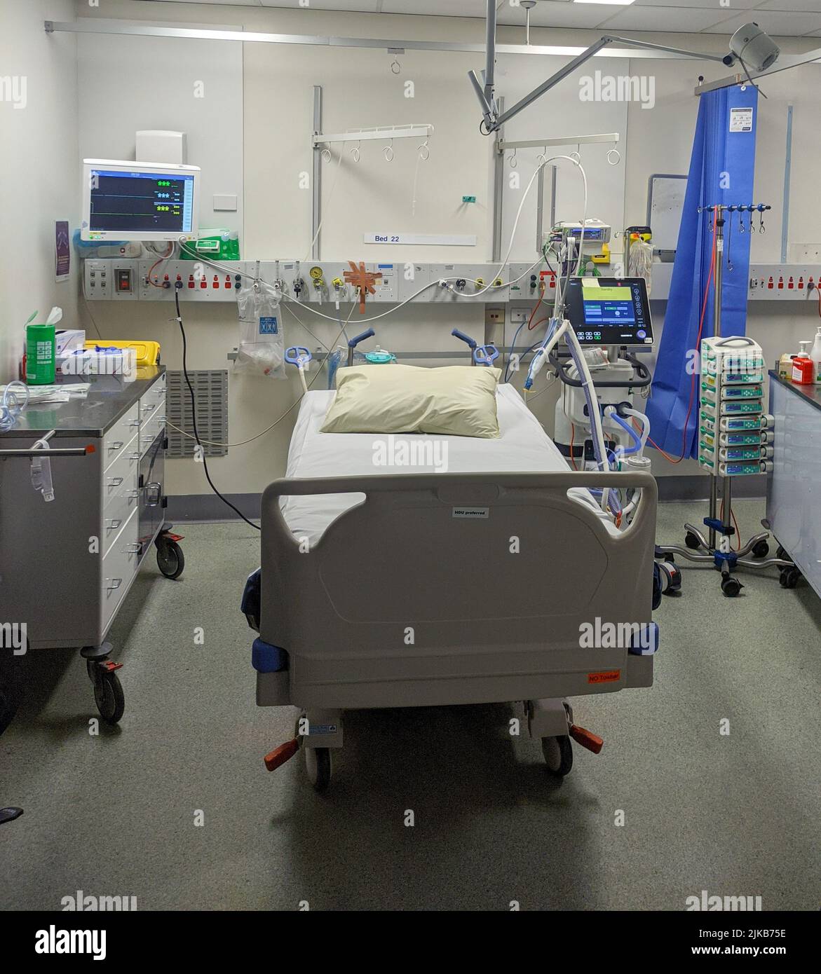intensivstation Krankenhaus Bettplatz für einen neuen Patienten in australien vorbereitet Stockfoto