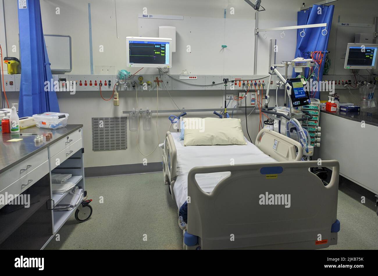 iaw-Krankenhausbett bereit und für einen neuen Patienten vorbereitet Stockfoto