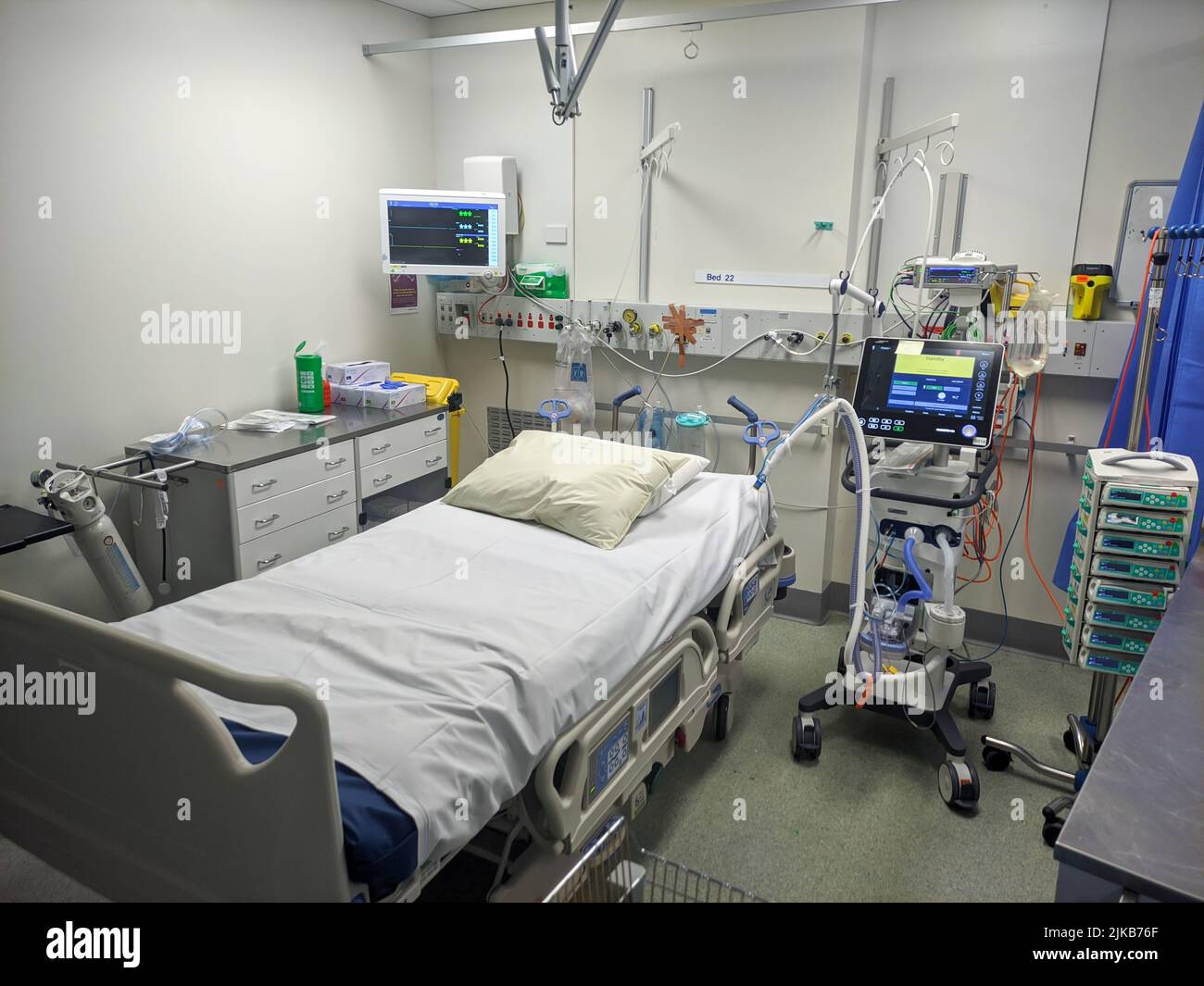 auf der intensivstation ist ein Krankenhausbett mit einem Ventilator vorhanden Stockfoto
