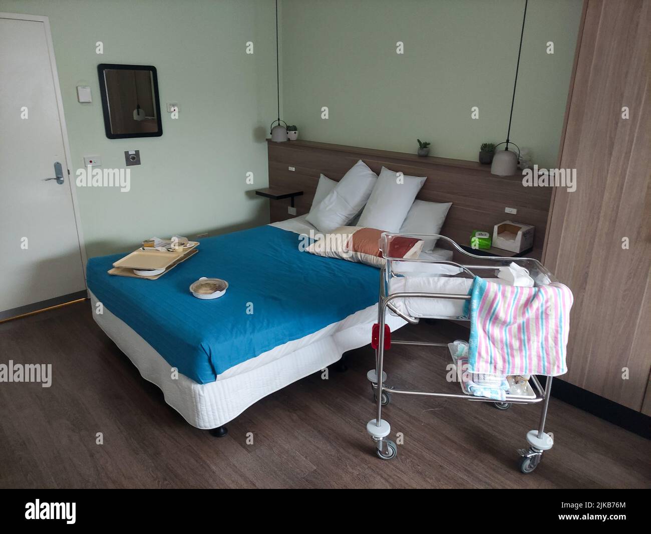 Privates Krankenhauszimmer und ein neugeborenes Kinderbett Stockfoto