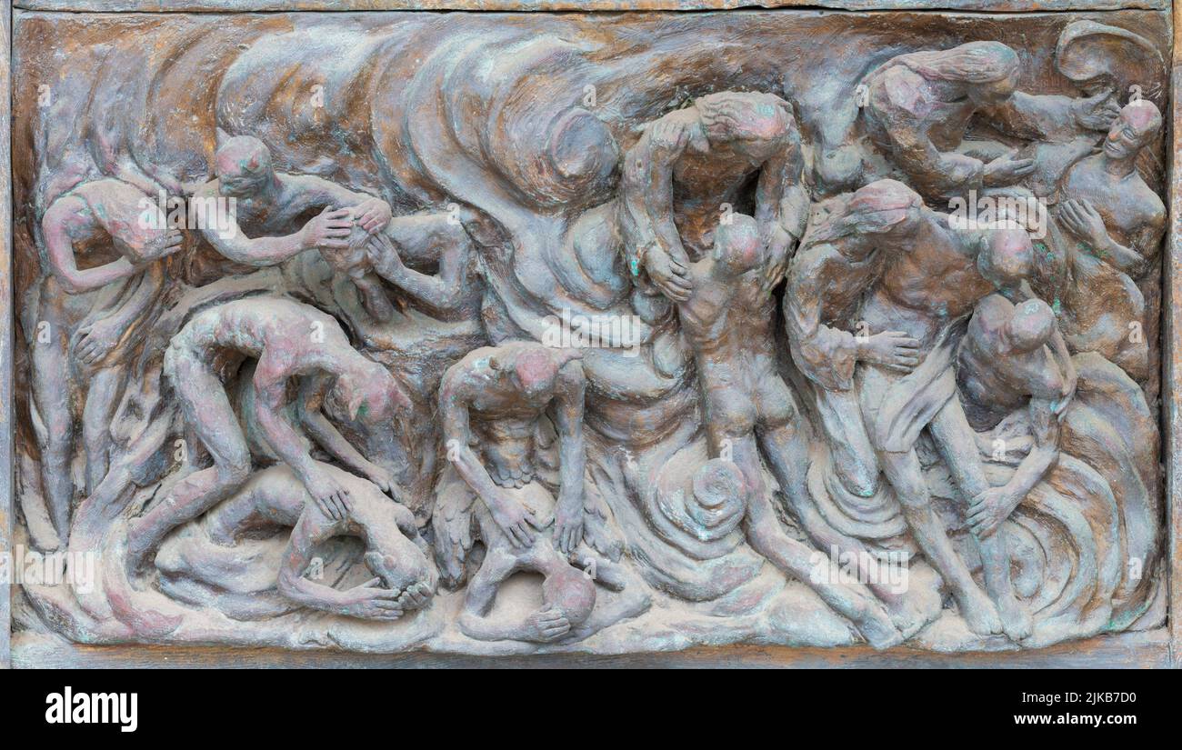 MONOPOLI, ITALIEN - 6. MÄRZ 2022: Das bronzene Relief von Wolfgang Stempfele, der Jesus am Tor der Kirche Chiesa di Sacro Cuore in die Hölle herabstieg Stockfoto