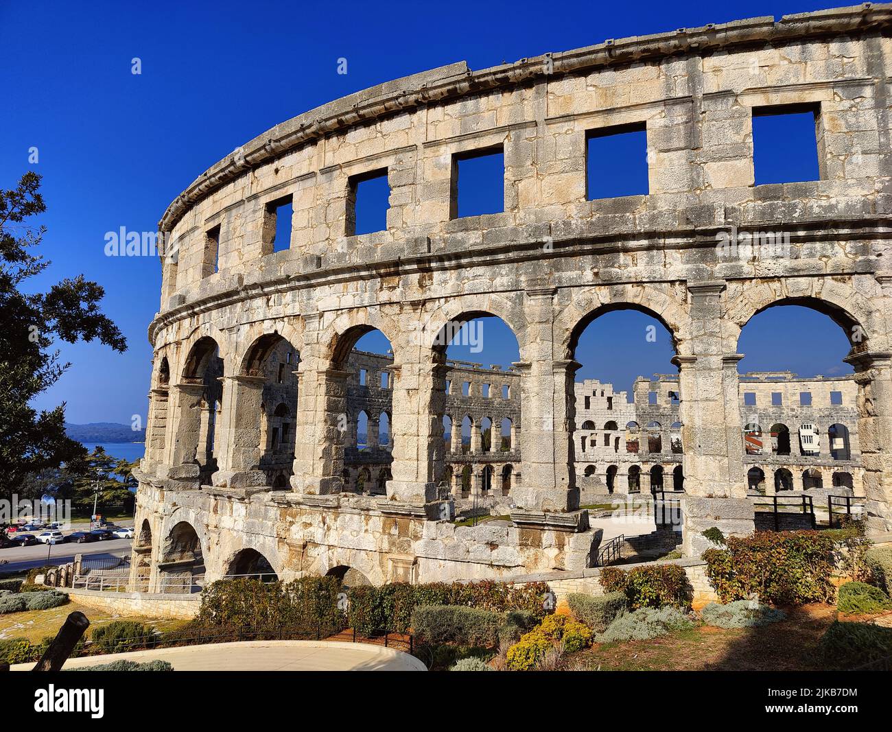 Kroatien. Pula. Ruinen des am besten erhaltenen römischen Amphitheaters, das im ersten Jahrhundert n. Chr. während der Herrschaft des Imperators Vespasian erbaut wurde. Stockfoto