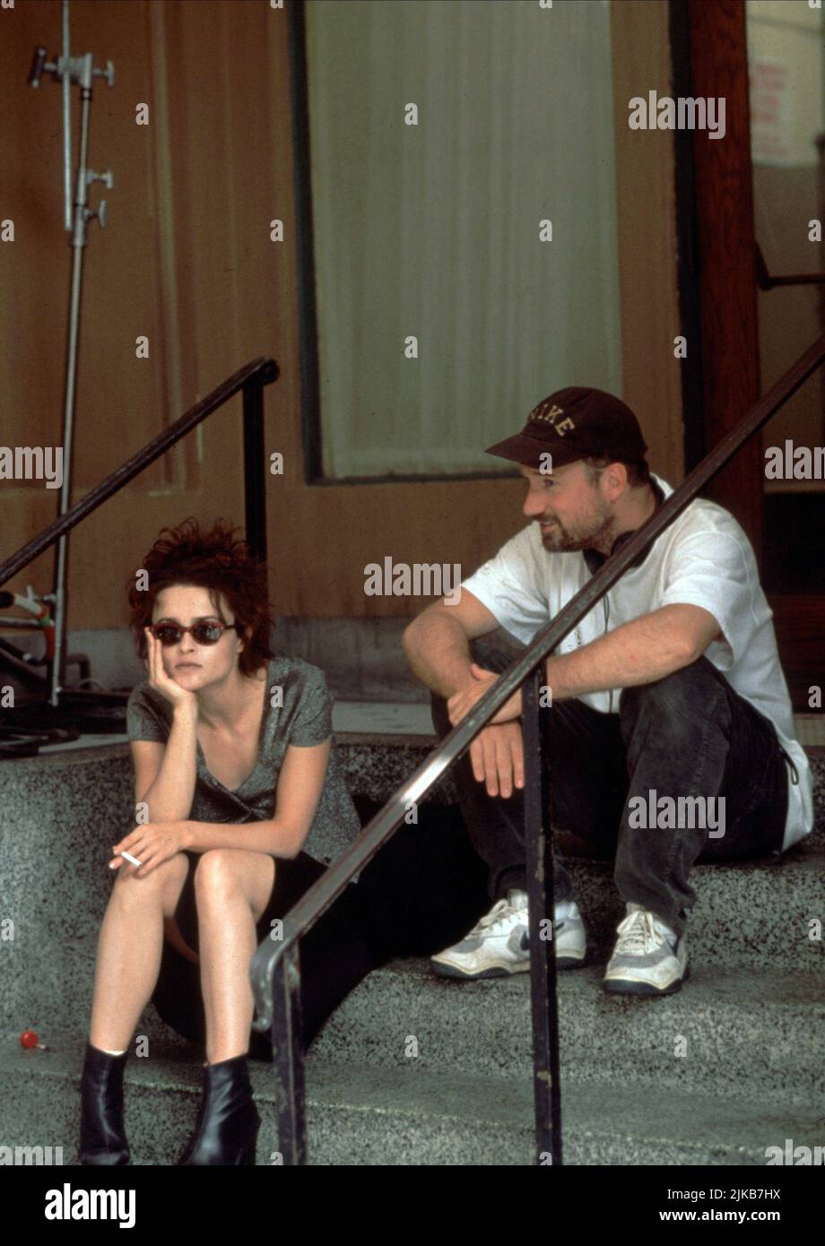 Helena Bonham Carter & David Fincher Film Fight Club (USA/DE 1999) Charaktere: Marla Singer, Regie: David Fincher 10. September 1999 **WARNUNG** dieses Foto ist nur für redaktionelle Zwecke bestimmt und unterliegt dem Copyright von 20TH CENTURY FOX und/oder dem Fotografen, der von der Film- oder Produktionsgesellschaft zugewiesen wurde. Es kann nur durch Veröffentlichungen in Verbindung mit der Werbung für den oben genannten Film reproduziert werden. Eine obligatorische Gutschrift für 20TH CENTURY FOX ist erforderlich. Der Fotograf sollte ebenfalls angerechnet werden, wenn er bekannt ist. Ohne schriftliche Genehmigung der Film Company kann keine kommerzielle Nutzung gewährt werden. Stockfoto