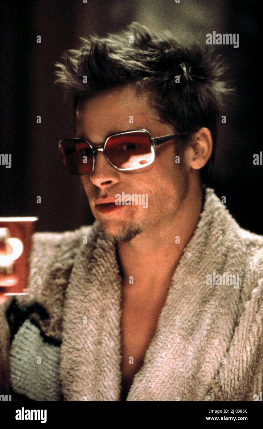 Brad Pitt Film Fight Club (USA/DE 1999) Charaktere: Tyler Durden Regie: David Fincher 10. September 1999 **WARNUNG** dieses Foto ist nur für redaktionelle Zwecke bestimmt und unterliegt dem Copyright von 20TH CENTURY FOX und/oder dem Fotografen, der von der Film or Production Company beauftragt wurde. Es kann nur durch Veröffentlichungen in Verbindung mit der Werbung für den oben genannten Film reproduziert werden. Eine obligatorische Gutschrift für 20TH CENTURY FOX ist erforderlich. Der Fotograf sollte ebenfalls angerechnet werden, wenn er bekannt ist. Ohne schriftliche Genehmigung der Film Company kann keine kommerzielle Nutzung gewährt werden. Stockfoto