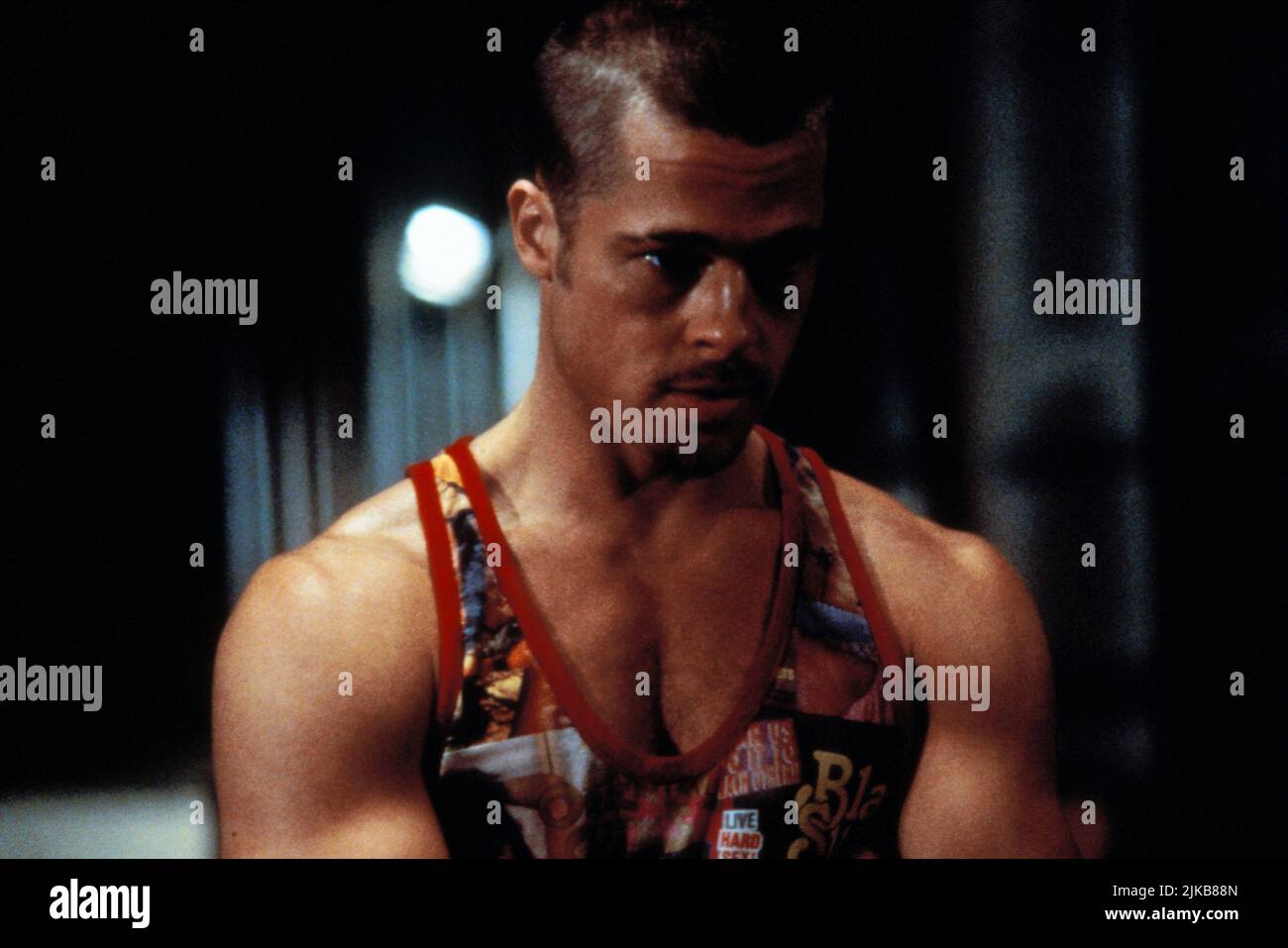 Brad Pitt Film Fight Club (USA/DE 1999) Charaktere: Tyler Durden Regie: David Fincher 10. September 1999 **WARNUNG** dieses Foto ist nur für redaktionelle Zwecke bestimmt und unterliegt dem Copyright von 20TH CENTURY FOX und/oder dem Fotografen, der von der Film or Production Company beauftragt wurde. Es kann nur durch Veröffentlichungen in Verbindung mit der Werbung für den oben genannten Film reproduziert werden. Eine obligatorische Gutschrift für 20TH CENTURY FOX ist erforderlich. Der Fotograf sollte ebenfalls angerechnet werden, wenn er bekannt ist. Ohne schriftliche Genehmigung der Film Company kann keine kommerzielle Nutzung gewährt werden. Stockfoto