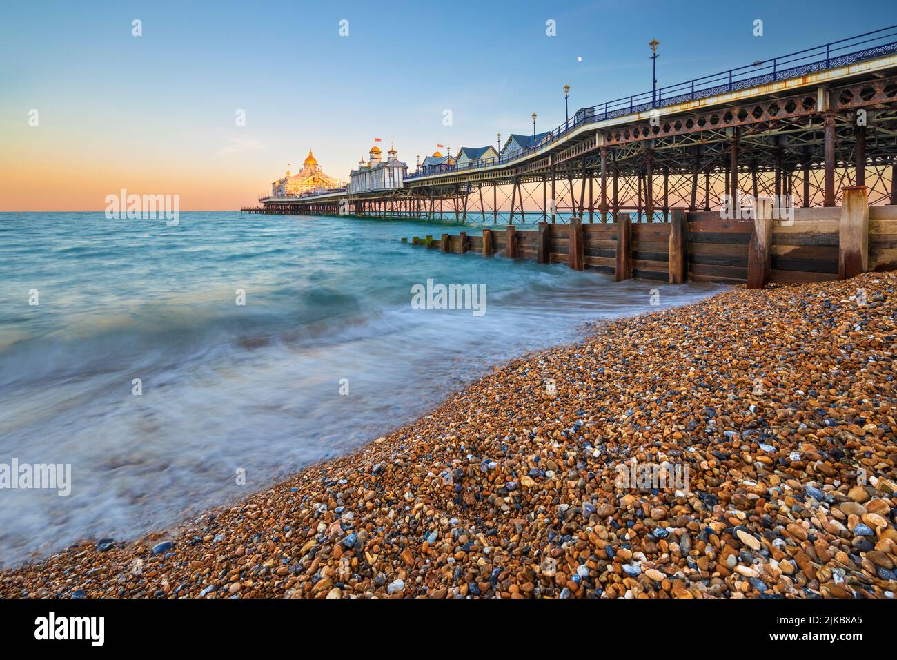 Wellen brechen am Kiesstrand unterhalb des Eastbourne Pier, Eastbourne, East Sussex, England, Vereinigtes Königreich, Europa Stockfoto